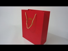 Papiertüten mit dem Herstellerlogo