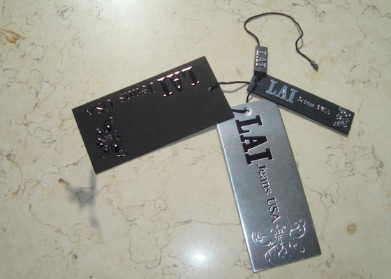 kaufen Kundenspezifische Kleidungs-Luxusaufkleber Hang Tags Printing Emboss Black vereiteln das Stempeln des Logos online manufacture