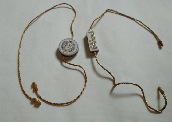 kaufen Kundenspezifische Plastik-Hang Tags Brand Name Swing-Umbauten für Kleidungs-doppelte Enden-Schnur online manufacture