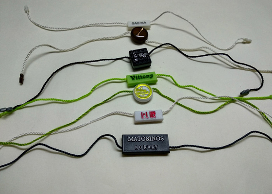 kaufen Kundenspezifisches Schwingen etikettiert Plastikumbau-Aufhänger-Plastikprodukt Hang Tags Holders Suppliers online manufacture