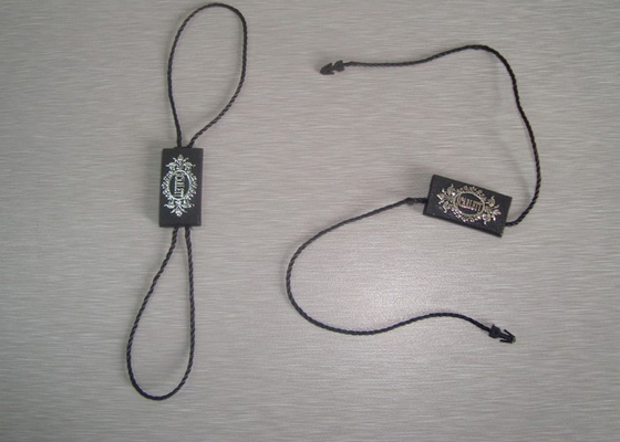 kaufen Kundenspezifischer Plastik-Hang Tags For Clothing Plastic-Sicherheits-Umbau auf Kleidungs-silbernem Logo online manufacture