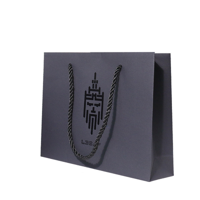 Ein guter Preis. Bestellte Druck- Größen-schwarze Papier- Fördermaschinen-Taschen mit Stelle UV-Logo Twisted Handles voraus Online