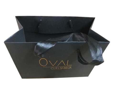 Ein guter Preis. Kundenspezifischer kleiner schwarzer Papiertüte-online Schmuck, der mit Goldfolien-Logo verpackt Online