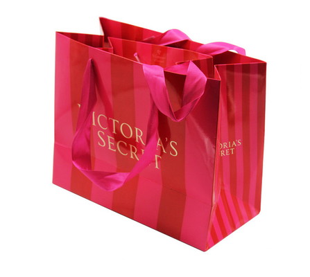 Ein guter Preis. Kundenspezifische Boutiquen-Papier-Geschenk-Taschen, die mit der Goldfolie stempelt Logo Suppliers verpacken Online