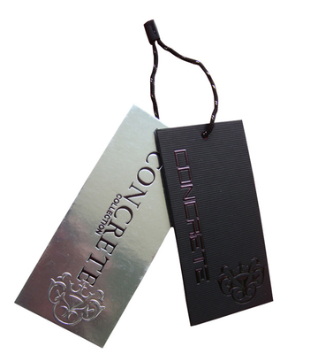Ein guter Preis. Aufbereitetes Silberpapier-Schwingen etikettiert Luxus-Kleidung Hangtag prägt schwarzes Folien-Logo Online
