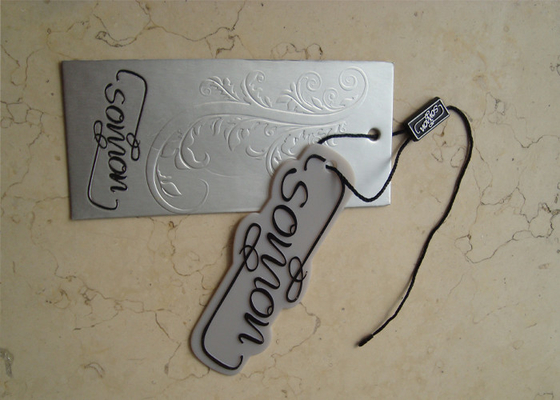 Ein guter Preis. Kundenspezifische silberne Kleiderumbauten und Aufkleber-Plastikschwingen Hang Tags Manufacturers Online
